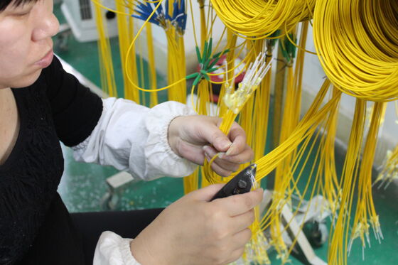 SC/APC-SC/APC سلك التصحيح البسيط مع خسارة إدراج منخفضة وفقدان انعكاس مرتفع وطول مخصص