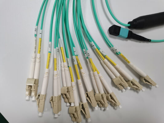 MPO MTP سلك التشغيل متعدد الألياف عالي الكثافة 8/12/24 النواة ، خسارة منخفضة ، 500 دورة التزاوج ، متوافقة مع IEC و TIA