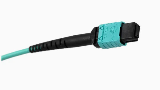 8F 12F 16F 24F MPO MTP الذكور الإناث SM MM كابل الألياف الضوئية / كابل الألياف الضوئية / كابل الاختراق الضوئي / كابل جذع الألياف الضوئية لمركز البيانات عالي الكثافة